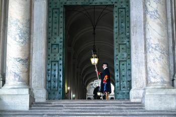 O Vaticano anunciou hoje a apreensão de documentos para apurar investigação sobre investimentos imobiliários
