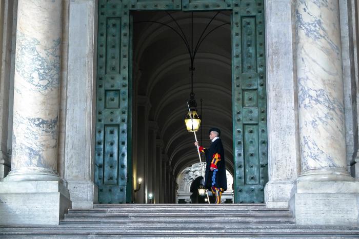 O Vaticano anunciou hoje a apreensão de documentos para apurar investigação sobre investimentos imobiliários