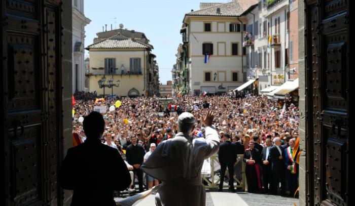 Leão XIV conclui suas férias e retorna ao Vaticano