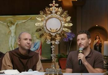 Elano emociona fiéis ao compartilhar testemunho de conversão no Santo Rosário com Frei Gilson